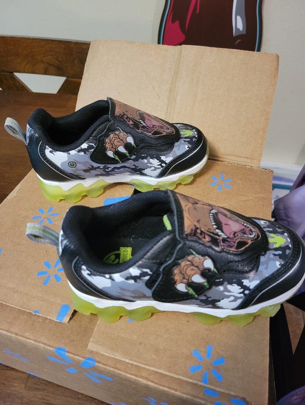 Little Boys Jurassic World Shoes. - Picture 5 of 10